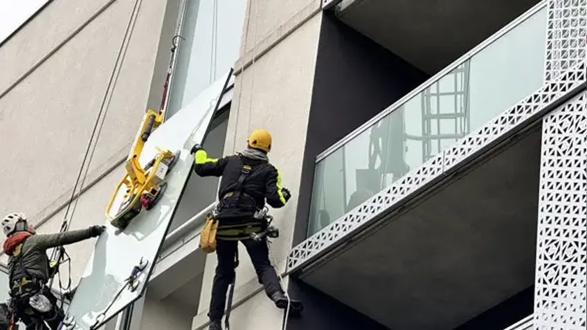 Montaż dużej tafli szkła na elewacji przy użyciu przyssawek próżniowych